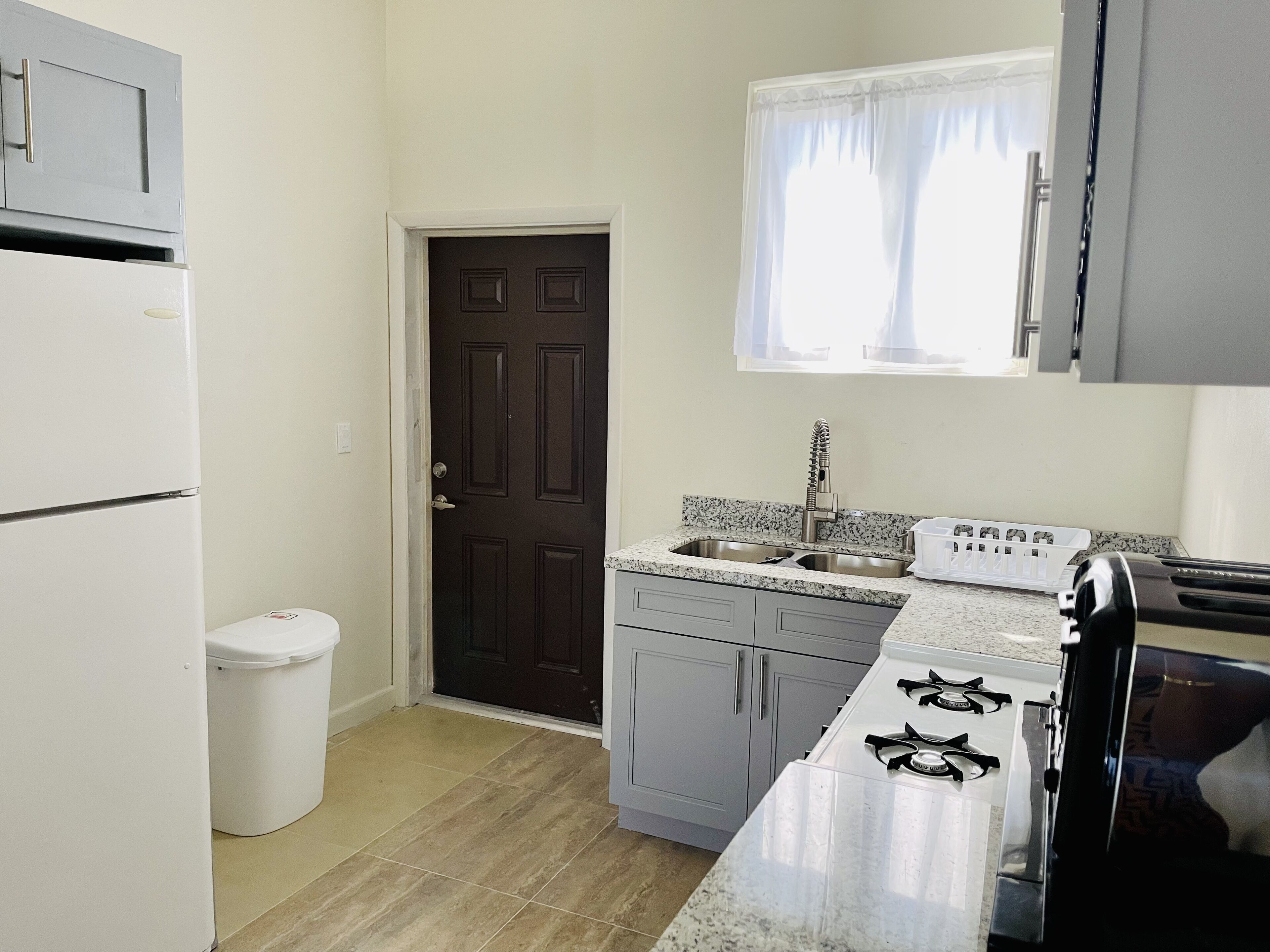 Deluxe Apartment | Private kitchen | Full-sized fridge, microwave, oven, cookware/dishes/utensils