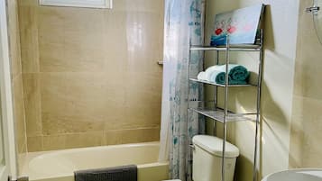 Deluxe Apartment | Bathroom