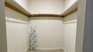 Ein kleiner, abgeschlossener Raum mit Fliesenboden, Holzboden und weißer Wand.