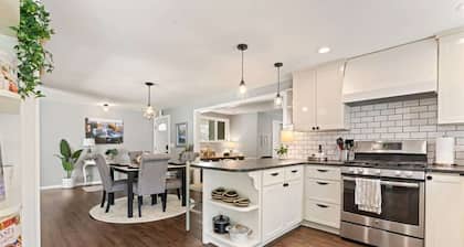 Boise Group Retreat • Main Home + Guest Suite • Sleeps 14