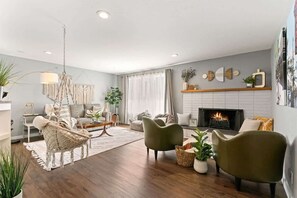 Una Smart TV, una chimenea, una oficina