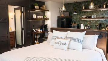 5 chambres, bureau, fer et planche à repasser, lit de bébé portatif