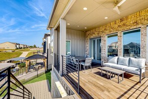 Outdoor dining - Gorgeous Texas home with water views, high ceilings, balcony, streaming, & AC (Willis)