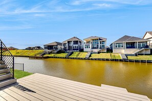 Exterior - Gorgeous Texas home with water views, high ceilings, balcony, streaming, & AC (Willis)