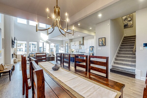 Interior - Gorgeous Texas home with water views, high ceilings, balcony, streaming, & AC (Willis)