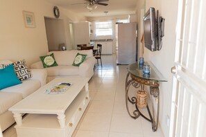 Smart TV, books - 2 Bedroom Condo wPool, jacuzzi and beach across the street. 5 star reviews bnb🏝️ (Oistins)