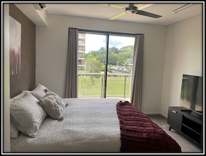 3 Schlafzimmer, Schreibtisch, Bügeleisen/Bügelbrett, Reisekinderbett