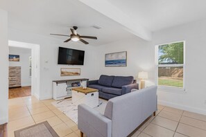 Smart TV - Relaxing Duplex Retreat - Beaches, Hospital, Food (Foley)