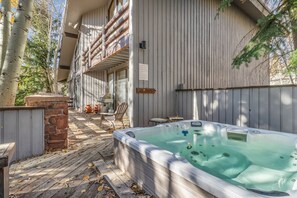 Outdoor spa tub - Remodeled Bathrooms with ski theme, smart TVs, mtn views, grill, & hot tub (Park City)
