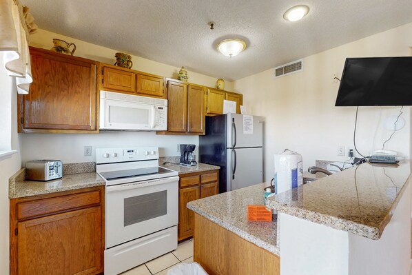 Frigorífico, microondas, horno y placa de cocina