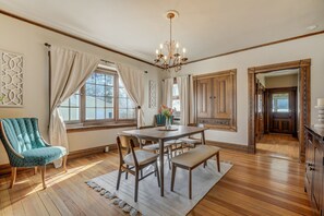 Family dining - Elite Embassy (Colorado Springs)