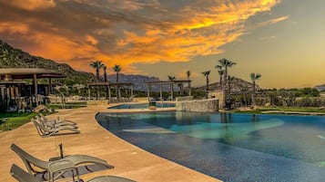 Een buitenzwembad en een verwarmd zwembad