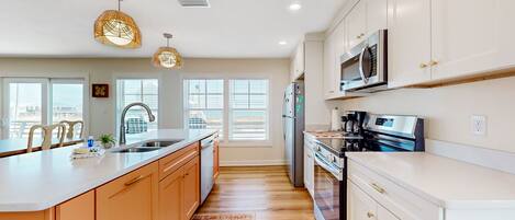 冰箱、微波炉、烤箱、炉灶