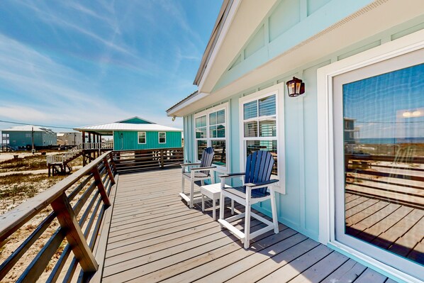 Terrace/patio - Fully renovated, beachfront home with wraparound deck & Gulf views (Fort Morgan)