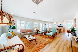 TV - Fully renovated, beachfront home with wraparound deck & Gulf views (Fort Morgan)