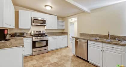 Palm springs home with san jacinto mountain views 10 min drive to downtown