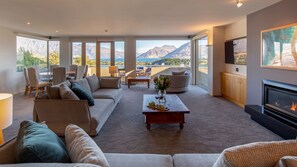 Télévision, cheminée, livres, chaîne hi-fi