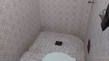 Quarto econômico | Banheiro | Toalhas de banho