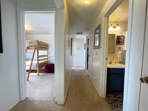 5 多间卧室、办公桌、熨斗/熨衣板、旅行婴儿床