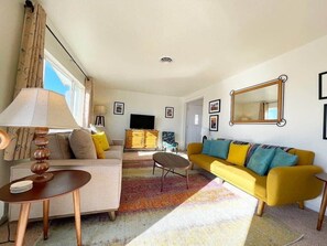 TV, offices - Large family home with big backyard! Near Zion National Park! Sleeps 10! (Kanab)