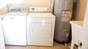 Interior - Large family home with big backyard! Near Zion National Park! Sleeps 10! (Kanab)