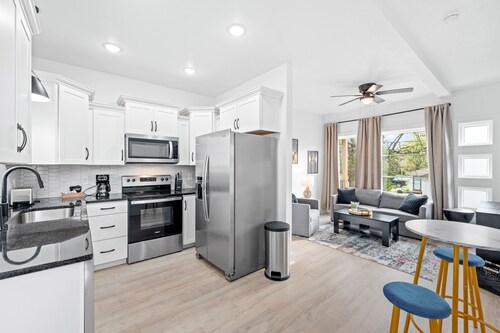 Modern Getaway walkable to Downtown Clarksville!