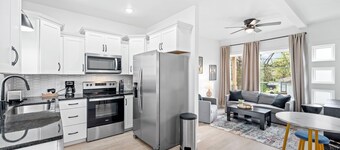 Modern Getaway walkable to Downtown Clarksville!