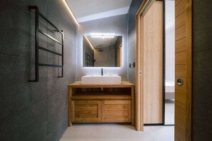 Douche, sèche-cheveux, serviettes fournies