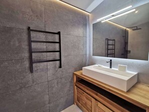 Shower, hair dryer, towels - Summer Cosy 4*- 2 ch. piscine chauffée - St Gilles (Saint-Gilles-Les-Bains)