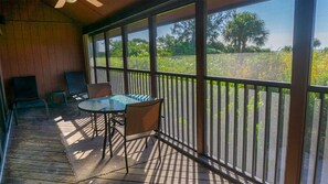 Outdoor dining - 3BR Villa with rooftop sundeck, gulf views and private beach - pet friendly - Signal Inn 16 (Sanibel)