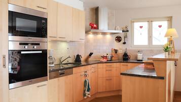 Kühlschrank, Mikrowelle, Kochgeschirr/Geschirr/Besteck