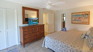 3 bedrooms, iron/ironing board, WiFi (free), bed sheets - 3BR Retreat with Wrap-Around Lanai and Private Beach - Pet Friendly - Signal Inn 15 (Sanibel)