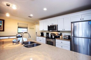 Geladeira, micro-ondas, fogão, cooktop