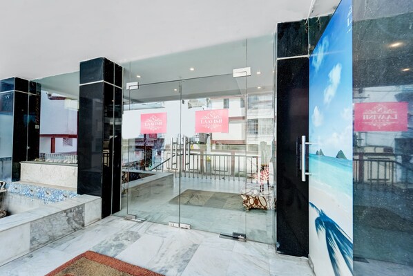 Shower, free toiletries, towels - Collection O Hotel Laavish (Patna)