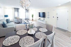 Televisión, chimenea y tenis de mesa 