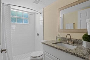 Dusche, Haartrockner, Bidet, Handtücher