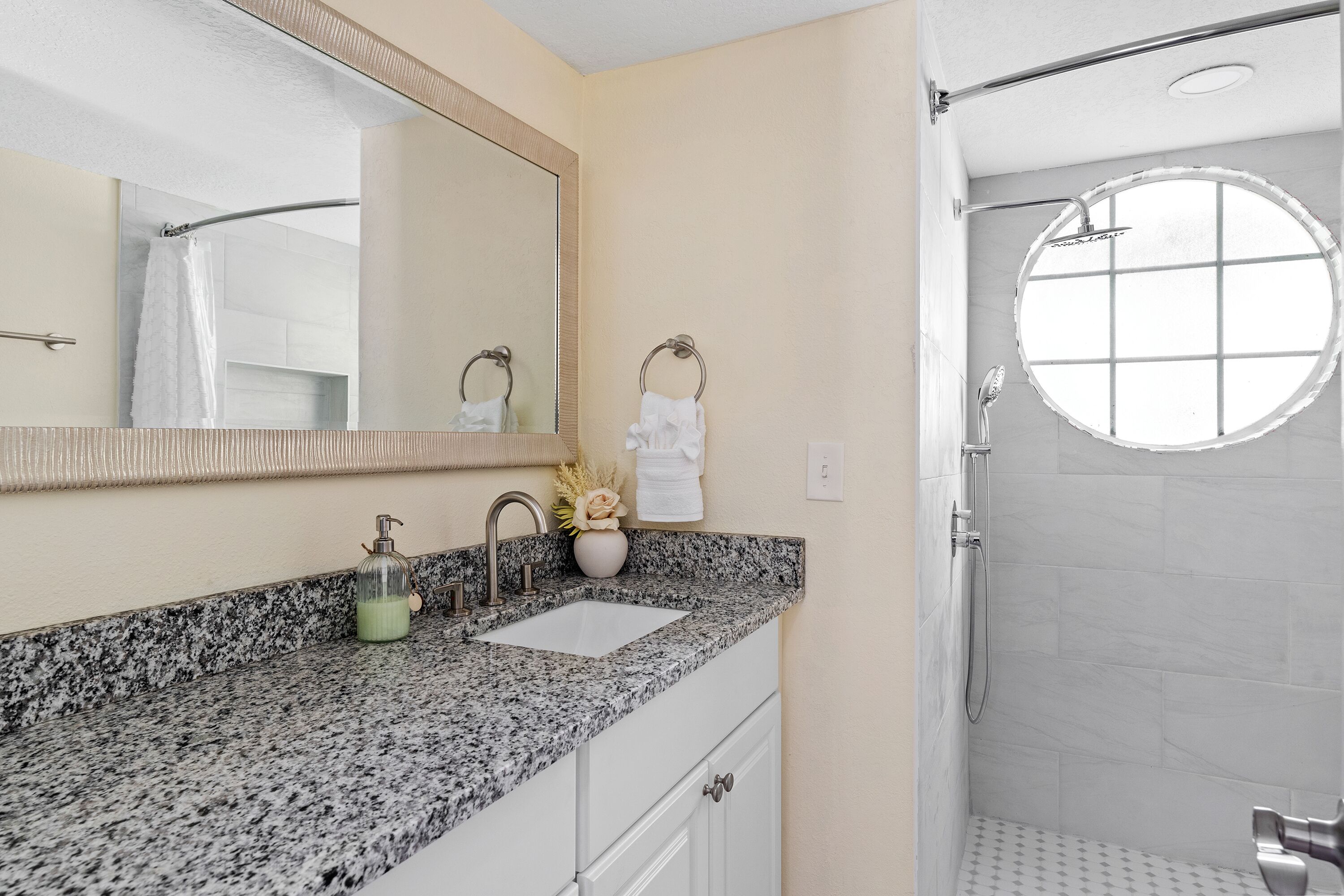 Shower, hair dryer, bidet, towels