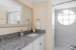 Dusche, Haartrockner, Bidet, Handtücher