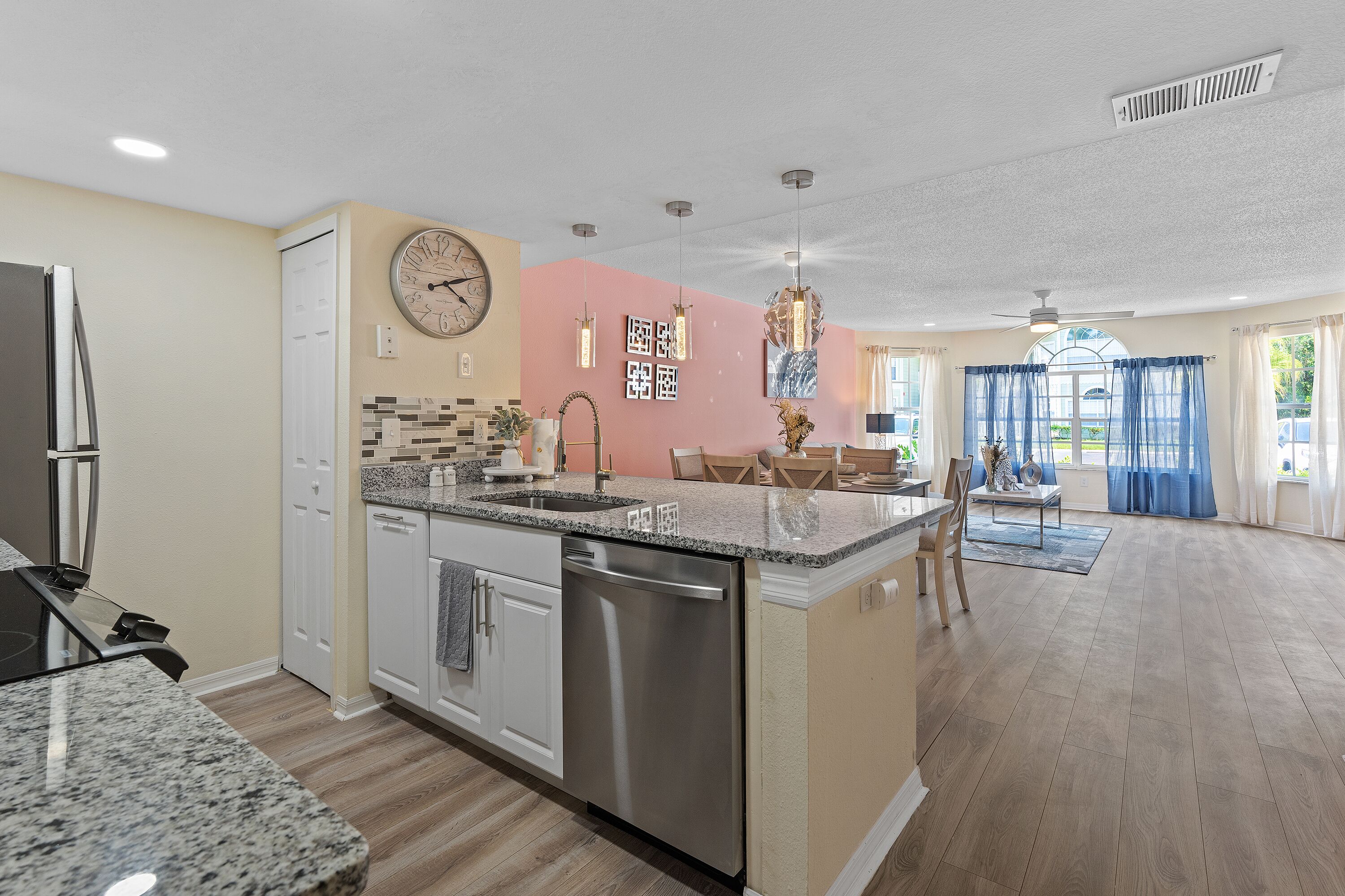 Kylskåp, mikrovågsugn, ugn och spishäll