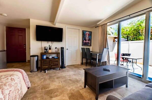 1 bedroom, WiFi, bed sheets - Palm Springs studio only 10 mins to downtown (Palm Springs)