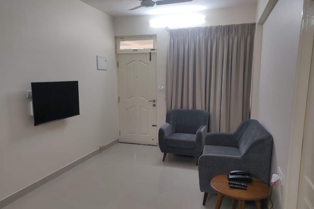 Comfort appartement, 1 kingsize bed | Woonruimte | Een flatscreentelevisie