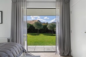 3 bedrooms, desk, iron/ironing board, WiFi - Haddows Escape Summar (Lake Hayes)