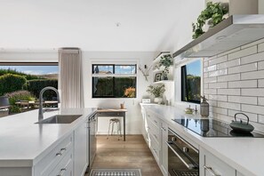 Fridge, microwave, stovetop, dishwasher