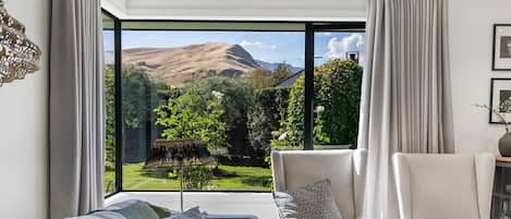 Télévision, cheminée, espaces bureaux