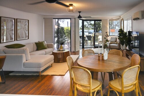 LUXURY RIVERFRONT ESCAPE