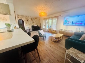 Living area - Family home with swimming pool near Marseille, between sea and hills. (Gémenos)