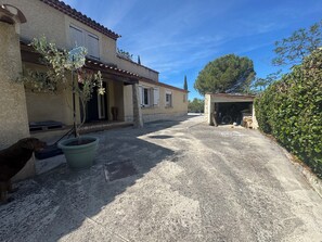 Property grounds - Family home with swimming pool near Marseille, between sea and hills. (Gémenos)