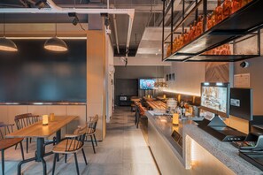 Lobby sitting area - Joy Hongqiao Airport and Railway Hotel (Shanghai)