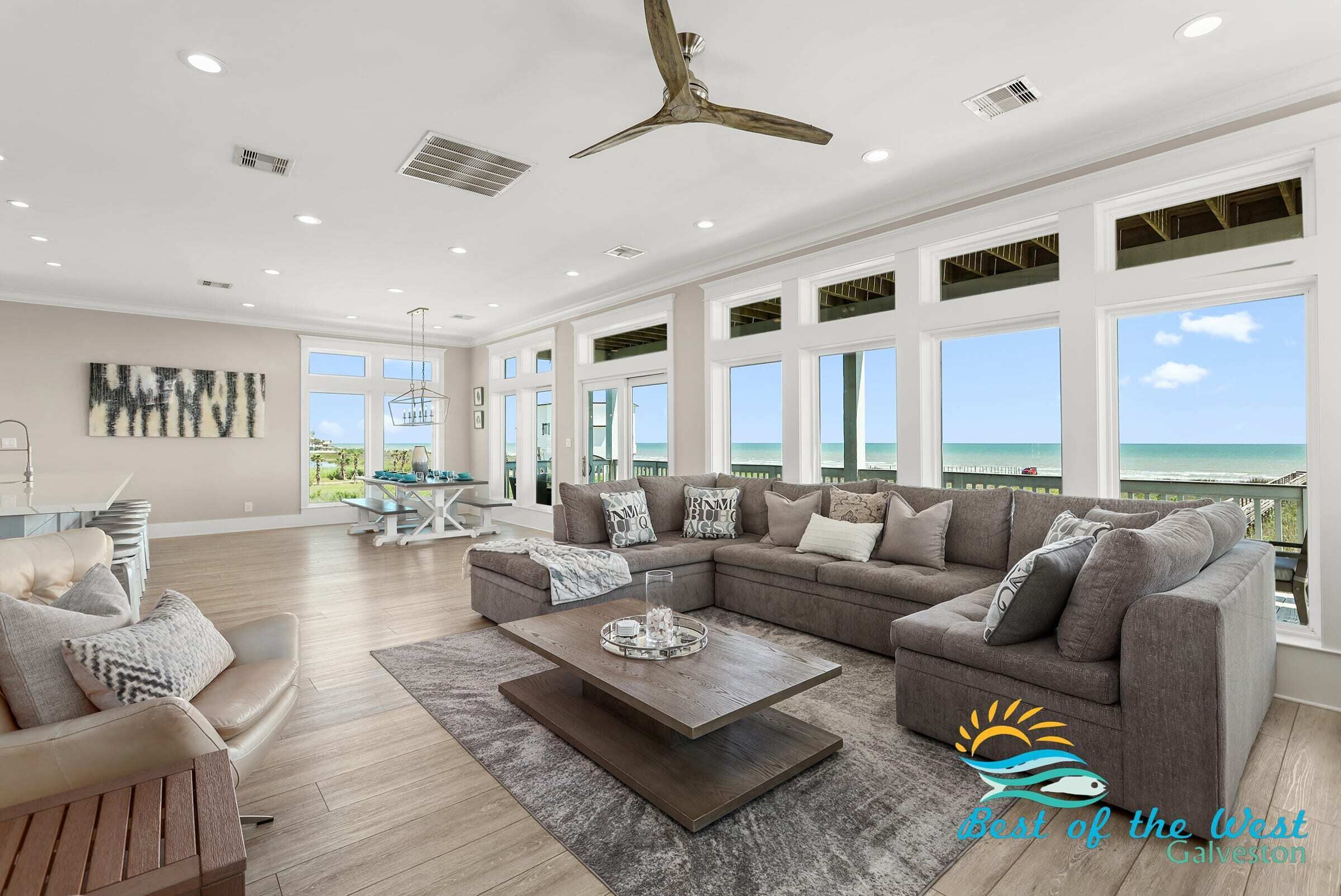 Una Smart TV, una chimenea, un reproductor estéreo, una oficina