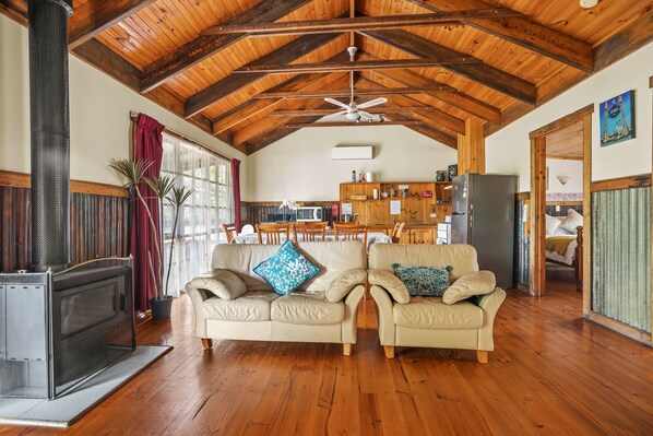 Family Cottage, Courtyard View | Living room - StayAU 3BR Quaint Countryside Cottage (Badger Creek)